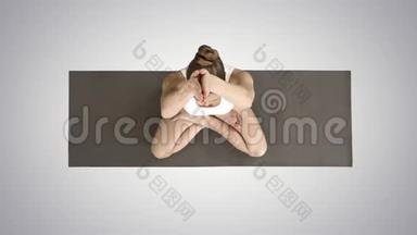 平静的金发瑜伽女人把手<strong>放在一起</strong>，冥想梯度背景。