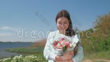 微笑甜美的女孩在大自然的草坪上绽放着美丽的花朵