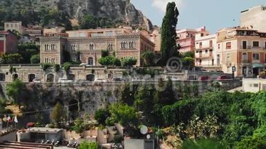意大利西西里岛陶尔米纳-2019年8月：美丽的山城，位于岩石山脉上。 在背景中是