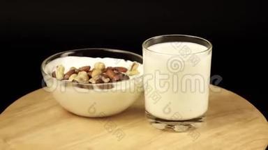 一杯牛奶和一盘带坚果的酸奶可以360度旋转