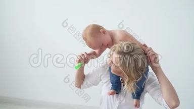 童年、母亲和家庭的概念-幸福的母亲把孩子抱在白色的背景上