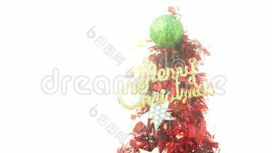 冬季景观搭配圣诞杉树装饰搭配彩球，小礼品，灯光雪亮.. 新年假期。 圣诞节