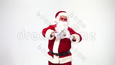 圣诞节。 圣诞老人戴着一副白色背景，戴着一副粉红色眼镜，心形的圣诞老人一颗心展示着一颗心