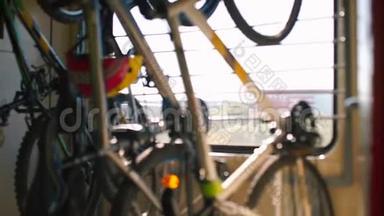 自行车被悬挂在列车的网格上，以bokeh效应。