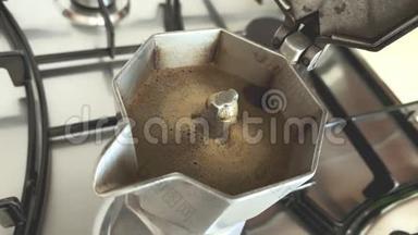 古老的<strong>复古咖啡</strong>莫卡与热意大利<strong>咖啡</strong>阿拉伯开始与泡沫缓慢运动，使用<strong>咖啡</strong>摩卡<strong>咖啡机</strong>。