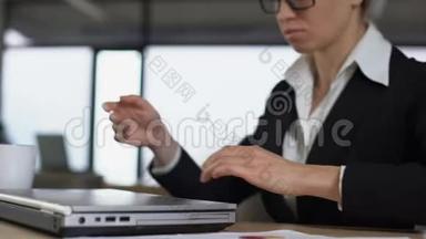女员工讨厌在笔记本电脑上工作，紧张的工作导致精神崩溃