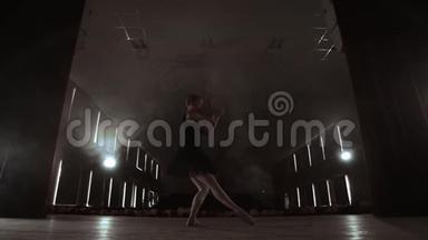 优雅的芭蕾舞女演员穿着白色连衣裙在<strong>古典</strong>或现代芭蕾舞中的舞蹈<strong>元素</strong>在黑暗中。