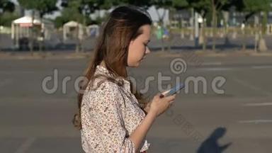 年轻的女人走在街上，盯着他们的智能手机，无视和碰撞。 对社会上瘾