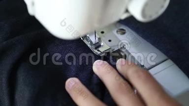 在缝纫机上缝合。 女人在缝纫机上缝纫。 妇女`手工和缝纫工艺的特写