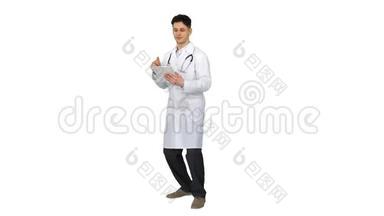 漂亮自信的医生在阅读了白色背景的结果后，用平板电脑跳舞。
