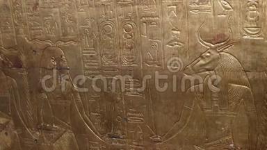 在图坦卡蒙墓中的第三个墓葬小<strong>礼拜堂</strong>上镶满了金子的镶板上雕刻