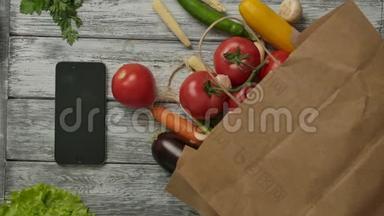 蔬菜在智能手机和杂货附近旋转。 素食观念。