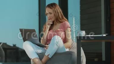 开朗的女人在户外笔记本电脑上谈论Skype。 Skype商务谈判