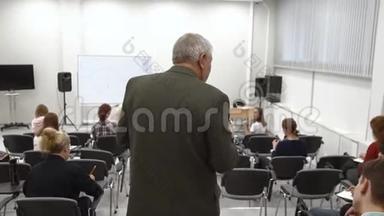 教授走在教室里讲课。