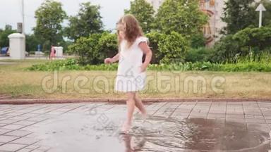 快乐的小女孩穿着白色裙子在水坑里跳舞
