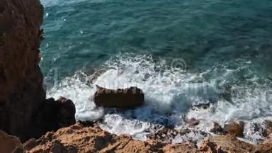 海浪冲击悬崖的<strong>俯视图</strong>。 清澈蔚蓝的海水撞击岩石。 海景观的<strong>俯视图</strong>.. 悬崖峭壁的边缘