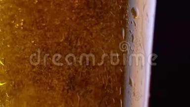 在装有<strong>凝结</strong>水和水滴的玻璃中加入淡啤酒。 啤酒杯与啤酒特写。 一杯冰镇啤酒
