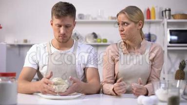 一对笨手笨脚的着面团，看着妻子，夫妇很难做蛋糕