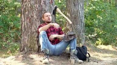<strong>伐木工人</strong>在森林里工作。 有斧头的帅哥。 强壮的男人，穿着格子衬衫，拿着斧头的<strong>伐木工人</strong>。 <strong>伐木</strong>工