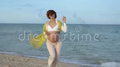 怀孕后期，孕妇用手轻轻地、慈爱地抚摸着腹部