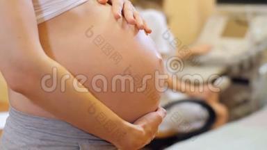 4.孕妇在医生`办公室里露肚子