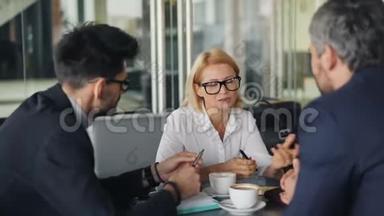 一群在咖啡店谈论合作的商人