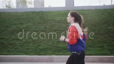 跑步妇女在公园跑步锻炼户外健身追踪器可穿戴技术