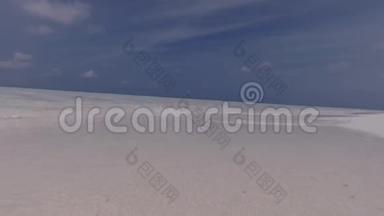 波浪在白色的马尔代夫海滩上