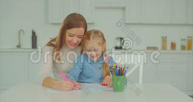 快乐的妈妈和孩子在家忙着画画
