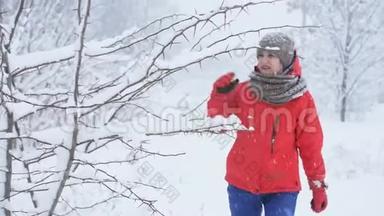 冬天，一个女人穿过<strong>白雪皑皑</strong>的树林。 女人的手在一片<strong>白雪皑皑</strong>的森林里洒下树枝上的雪。