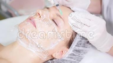 中间疗法。 美容师做面部美容手术，在病人<strong>前额</strong>注射`并交谈