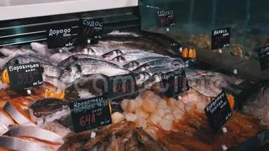 新鲜海冰鱼与价格标签是出售在商店窗口。