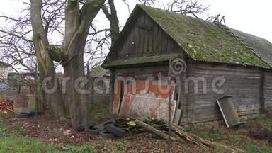 废弃的，毁坏的旧木屋.. 窗户和墙面有破损的旧屋面用风化涂料.. 特写镜头。 4k.