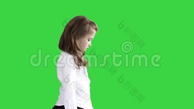 留着长发的小女孩走着，在绿色的屏幕上往下看，铬钥匙。