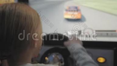 在游乐园玩游戏机的少女驾驶汽车街机。