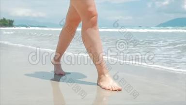 热带<strong>沙滩</strong>上，在炎热的<strong>夏季</strong>太阳下`热带阳光下，女人的腿、欧洲可爱的布鲁内特