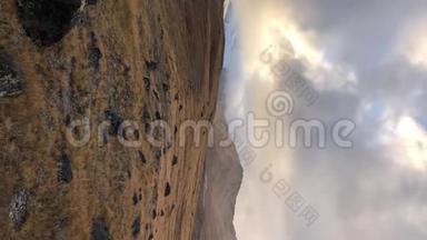 北高加索高山地形的垂直视频全景，那里的山是悬崖、天空和低阴云
