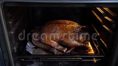 大鸭子在烤箱里烤
