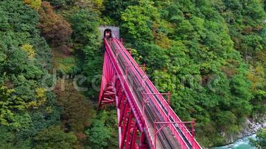 观光火车从隧道里出来，在科鲁布峡的红桥上行驶
