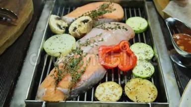 烤鱼，烤三文鱼牛排，鸡肉，芳香香料和烤蔬菜牛排，特写，4k。