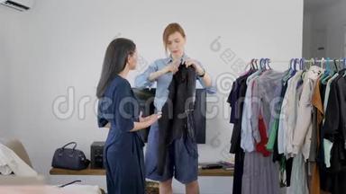 衣柜的分析.. 女人试着穿不同的衣服，选择<strong>走路</strong>。 朋友帮助你选择最好的