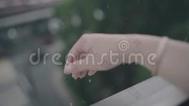 雨天，雨滴<strong>落在</strong>女人手上。 雨<strong>落在一个</strong>人`手上。