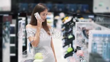 美丽的女孩在化妆品店购物，接电话，慢动作