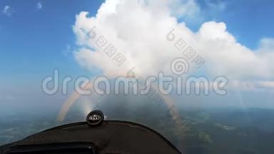 小型螺旋桨飞机在湍流中飞行，轻型运动飞机在云层中飞行