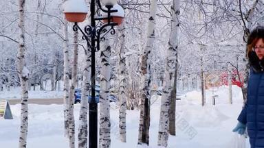 <strong>冬季</strong>公园里有灯笼，人们路过。冬天的树上覆盖着白霜。冬日<strong>美景</strong>