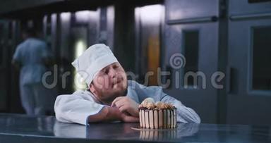 一个光滑的面包师家伙，用他的手指挑着这个<strong>吸引眼球</strong>的蛋糕，吃着上面精致的装饰品
