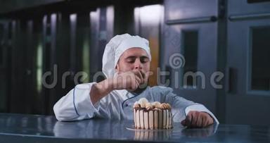 一个英俊的胖乎乎的男人，穿着厨师的服装，留着<strong>长长</strong>的胡须，用手指摘着这个生日蛋糕，看上去很开心