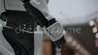 一个商人的手和一个Android机器人握手。 人类与<strong>人工智能</strong>互动的概念
