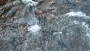 清澈的天然溪流的水，五颜六色的落叶从Ryuzu瀑布流在砾石地板上