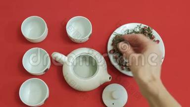 传统茶杯茶壶、红灯芯绒面料背景的中国<strong>茶道</strong>